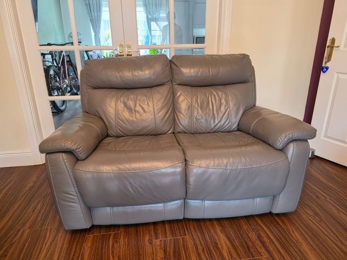 Leather sofas manual reclined in good condition
