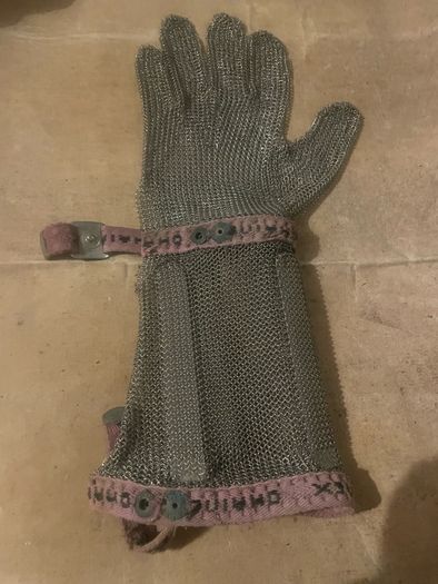 Steel mesh butchers glove