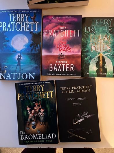 Terry Pratchett books bundle