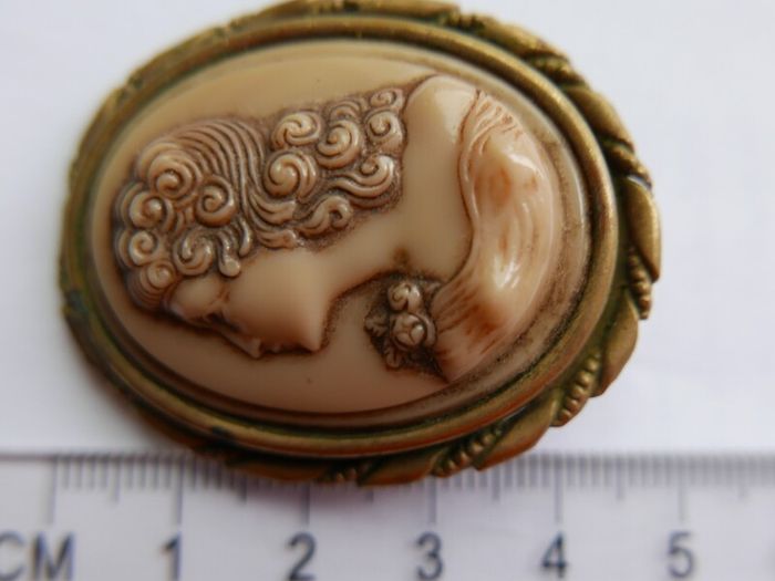 Vintage  Cameo Brooch