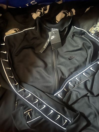 Nike Tracksuit Top jacket size xl two pockets with zippers and two pockets inside