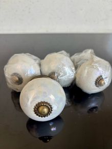 Opal ceramic knobs (4) with pewter details