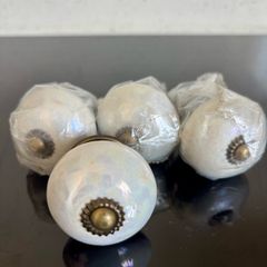 Opal ceramic knobs (4) with pewter details