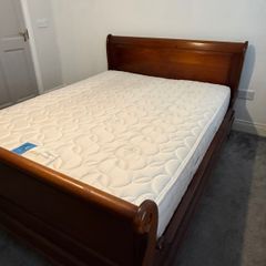 Bedroom furniture set