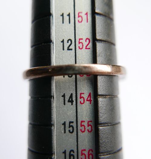 Vintage Sterling Silver Decorative leaf design ring with small stones