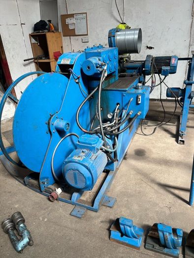 Sprio duct machine
