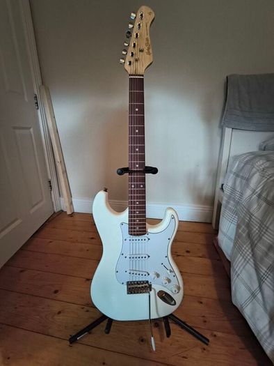 Harley Benton guitar ST-20 WH Standard Series + Harley Benton HB-10G Amp + Thomann bag + stand