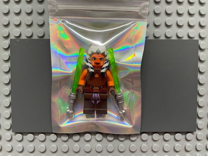 lego Star Wars sw0452 Ahsoka Tano (Padawan) minifigure- Reddish Brown Backless Vest with Necklace and Belt