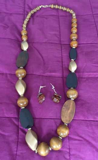 Set of 2 necklaces and earrings