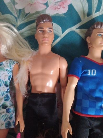 large bundle barbie /ken dolls