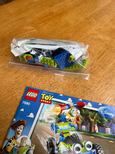 LEGO PIXAR DISNEY Toy Story: Woody and Buzz to the Rescue 7590