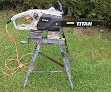 electric chainsaw
