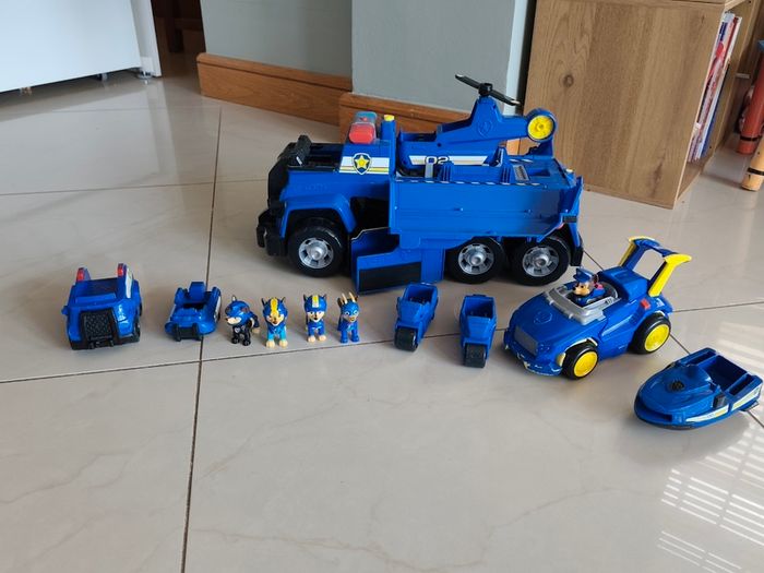 Paw patrol Chase truck, vehicles and figures