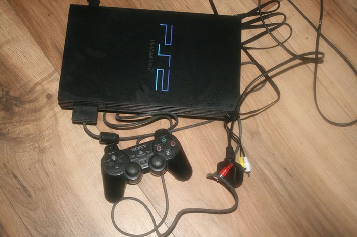 Playstation 2 (works well)
