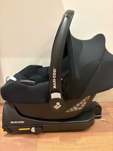 Maxi Cosi Baby Car seat and isofix base