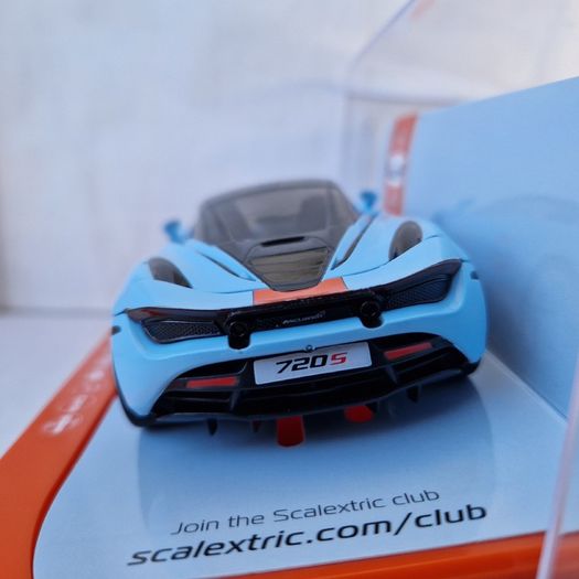 Scalextric  McLaren 720S Gulf Edition Slot Car ( C4394 GT Touring supercar )
