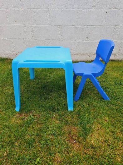 kids table and chair