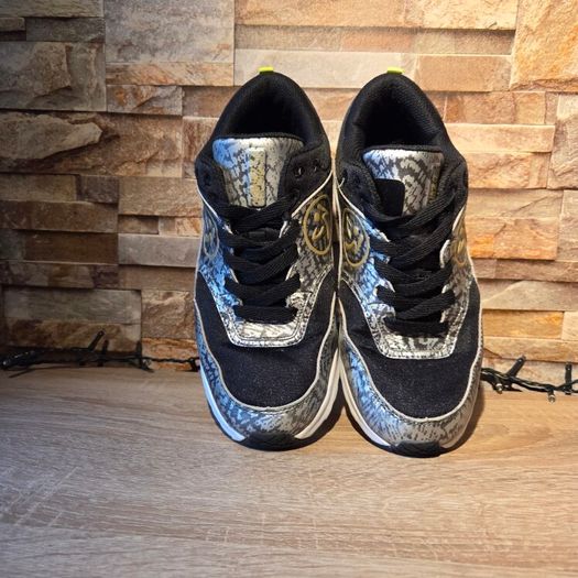 Trainers, size 6