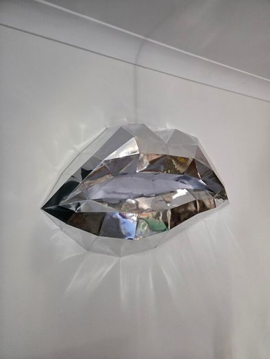 wall decorating lips