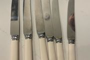 6 matching vintage Sheffield stainless-steel table knives with cream/ivory-coloured handles.