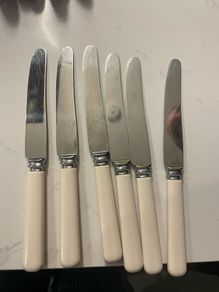 6 matching vintage Sheffield stainless-steel table knives with cream/ivory-coloured handles.