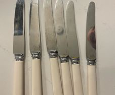 6 matching vintage Sheffield stainless-steel table knives with cream/ivory-coloured handles.