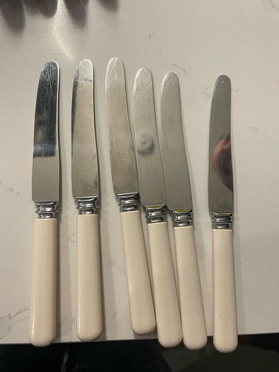 6 matching vintage Sheffield stainless-steel table knives with cream/ivory-coloured handles.
