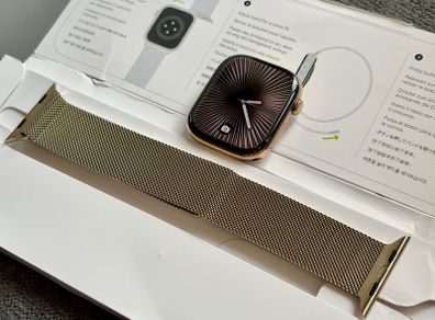 Apple Watch series 10 GPS + Cellular 46mm Gold Titanium + Gold Milanese loop strap