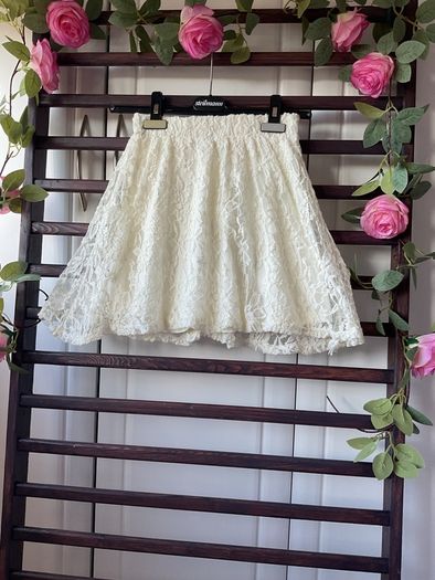 skirt size small Charlotte Russe cream lace skirt size 10