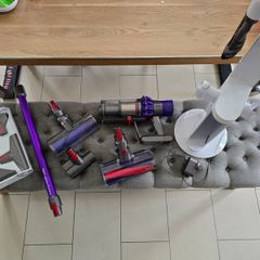 Dyson v10 with floor stand and genuine accessories