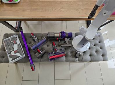 Dyson v10 with floor stand and genuine accessories
