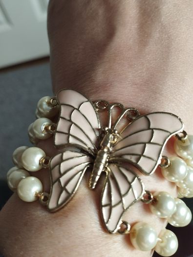 A beautiful faux pearl butterfly bracelet.