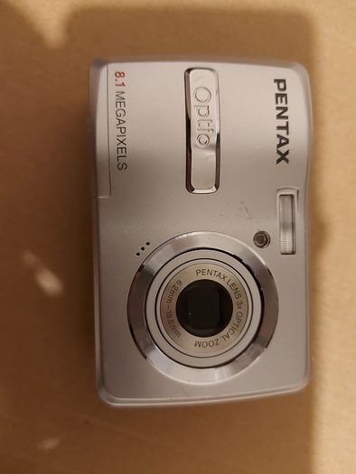 Pentax Optio E40, 8.1 megapixels, Takes 2 AA Batteries, working great and in excellent cosmetic condition