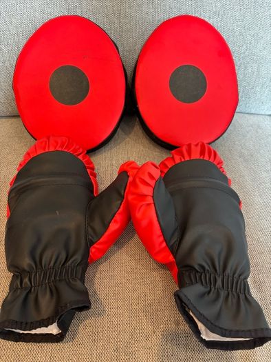 Kid's boxing gloves & round mitt set (5 yrs +)