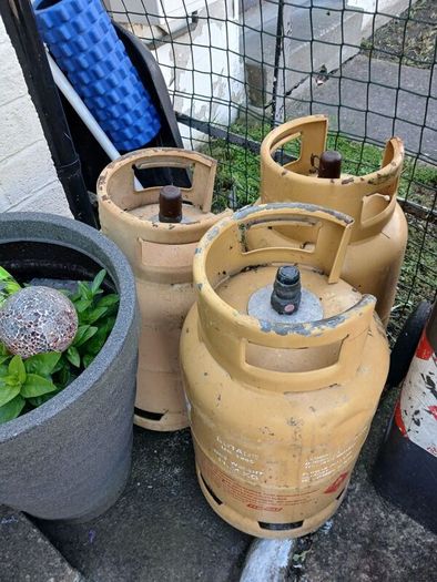 2full gas bottles and 3 empty