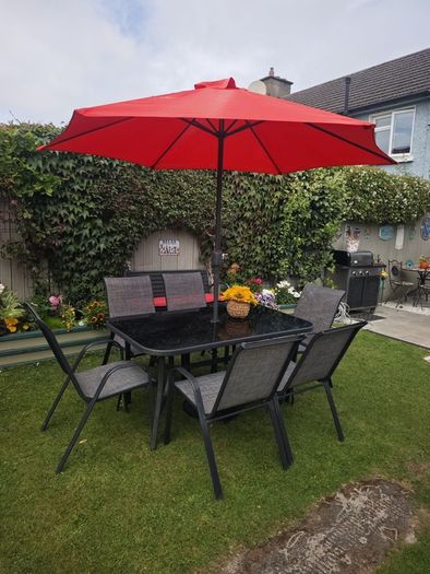 garden table and chairs with parasol