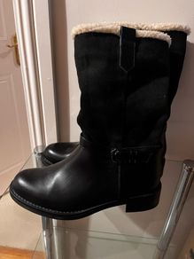 black furlined boots