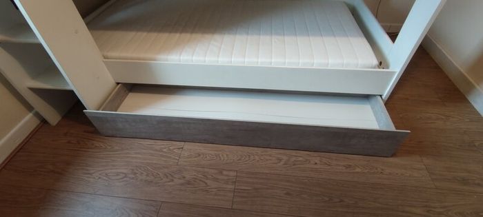 Bunk bed with two mattresses