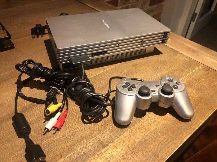 Retro Heaven - Lovely Silver Ps2 Bundle with silver controller