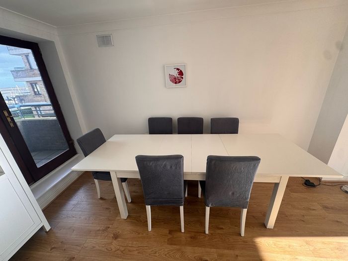 Extendable ikea table & 6 chairs
