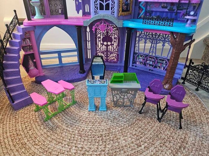 Monster High Haunted High School Playset + Accessories