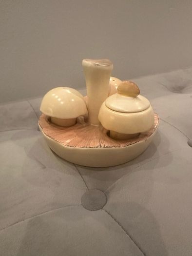 Carlton Mushroom Salt & Pepper set
