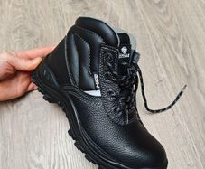 Safety boots