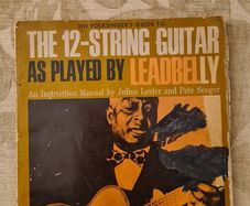 The 12 - String Guitar As Played By Leadbelly. An Introduction Manual By Julius Lester And Pete SEEGER. PLUS SOME SHEET MUSIC. SEE PHOTOS.