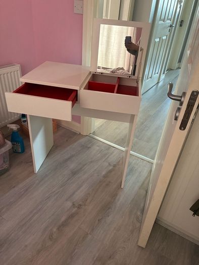 vanity table