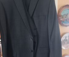 Stylish men's (Paris) Suit, size 44S.