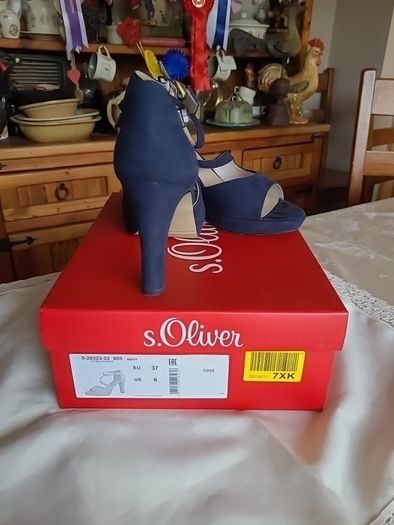 High heel strapped shoe/sandal, size 4