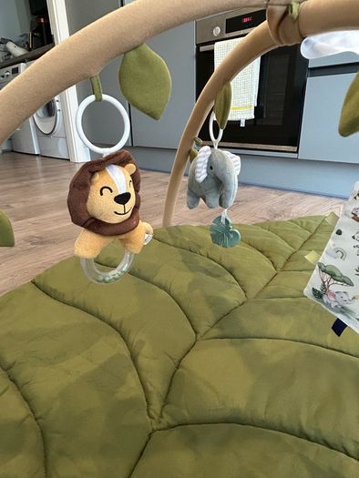 Jungle activity playmat with 6 toys (60EUR retail)