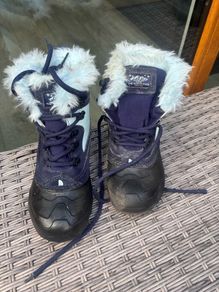Snow boots