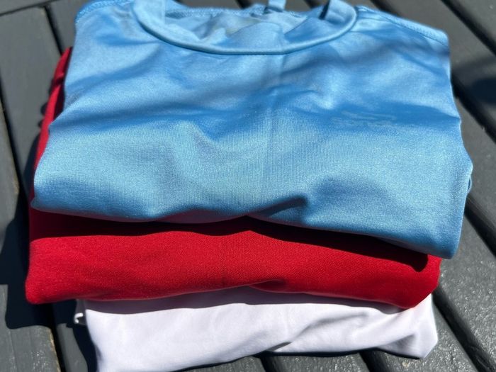 Bundle x 3 Body under armour sports tops - size youth approx age 9-11 yrs
